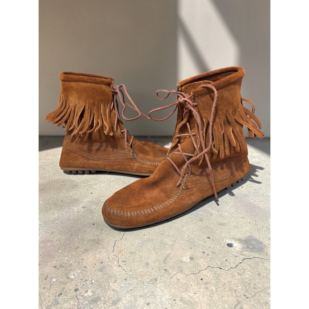 Minnetonka Fringe Suede Moccasin Boots Womens Size 8 Brown Lace-Up Rubber Sole
